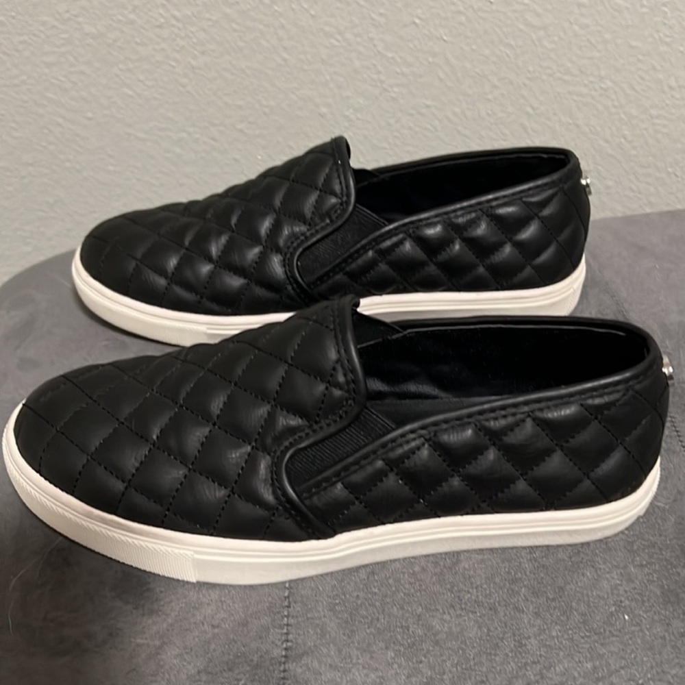 Steve Madden Black Slip On Quilted Eccentrcq Shoes - Picture 5 of 7